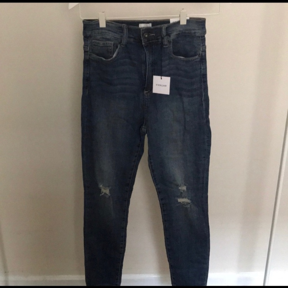 DISTRESSED JEANS